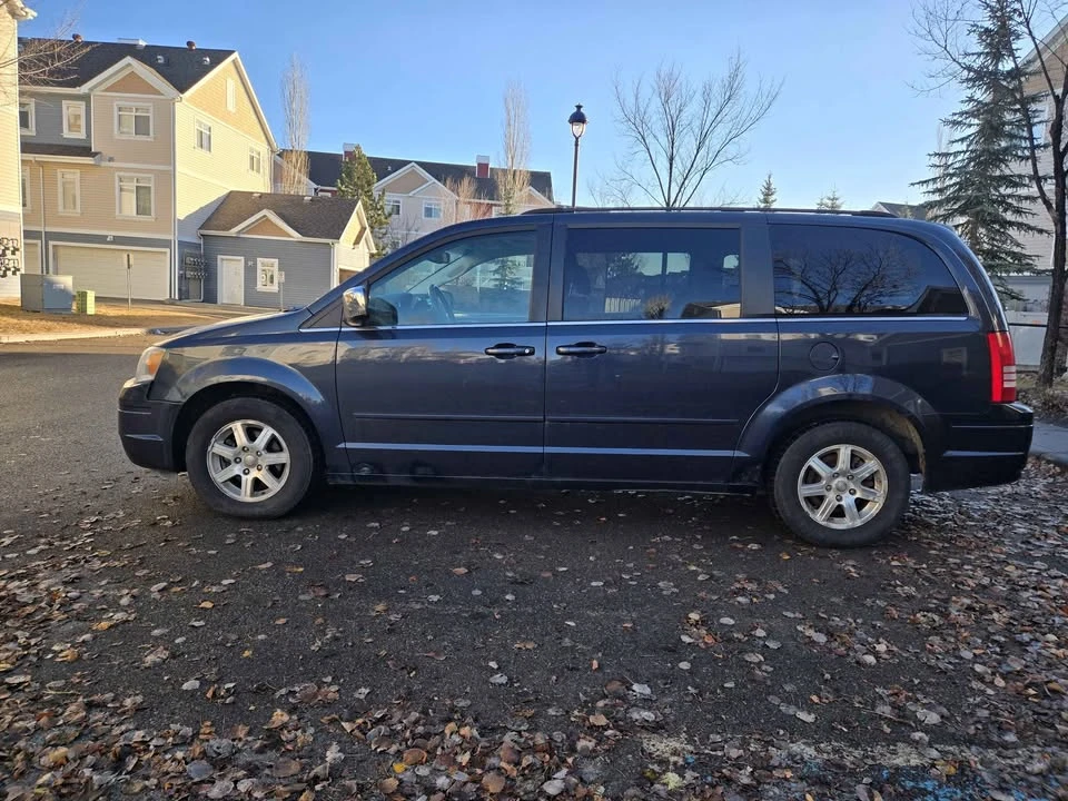2009 Chrysler Town & Country - Image 11 of 12