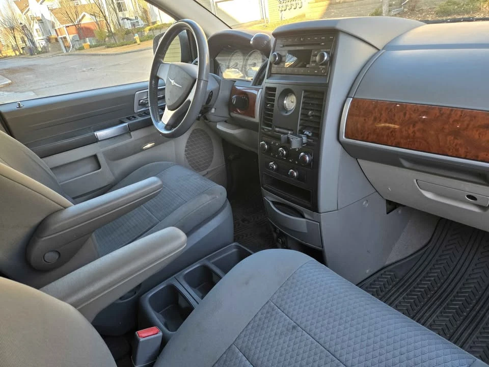 2009 Chrysler Town & Country - Image 9 of 12
