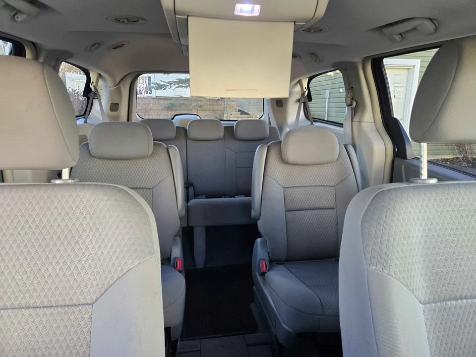 2009 Chrysler Town & Country - Image 8 of 12