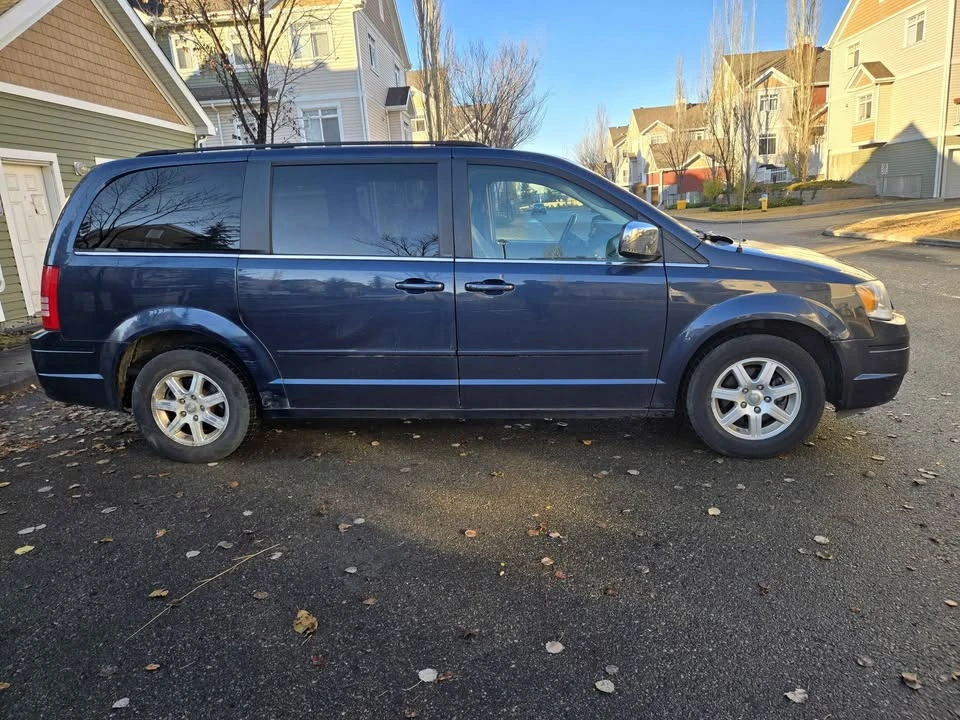 2009 Chrysler Town & Country - Image 3 of 12