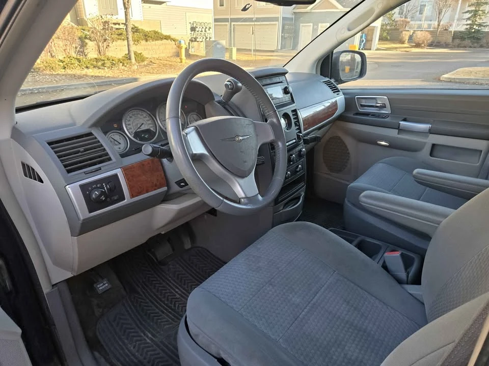 2009 Chrysler Town & Country - Image 6 of 12