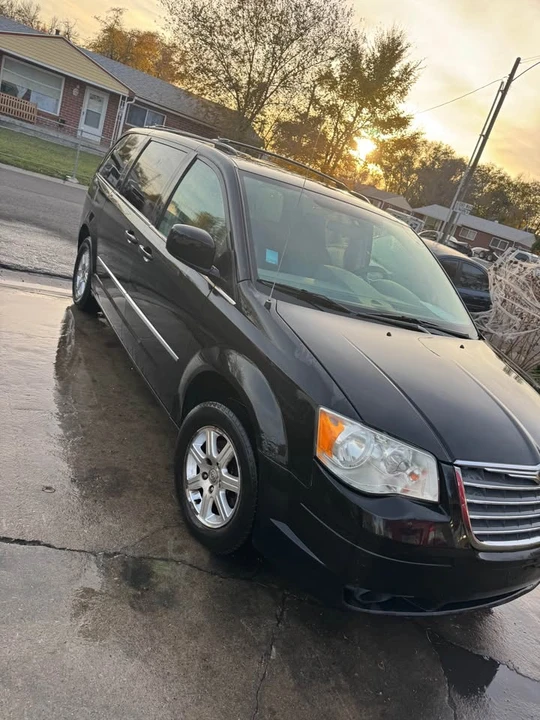 2009 Chrysler Town & Country - Image 2 of 6
