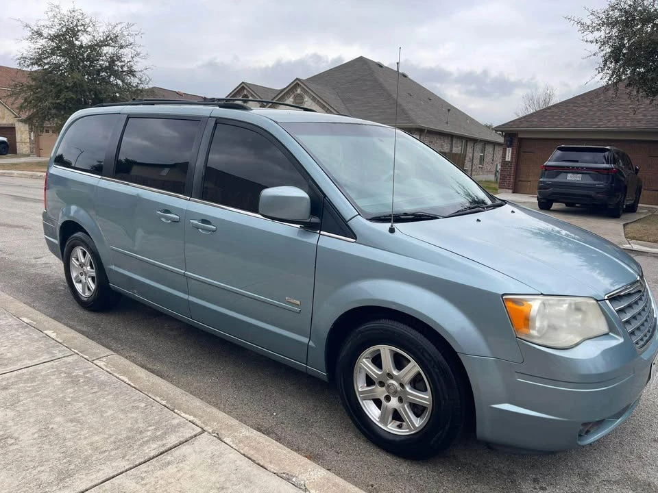 2009 Chrysler Town & Country - Image 2 of 15