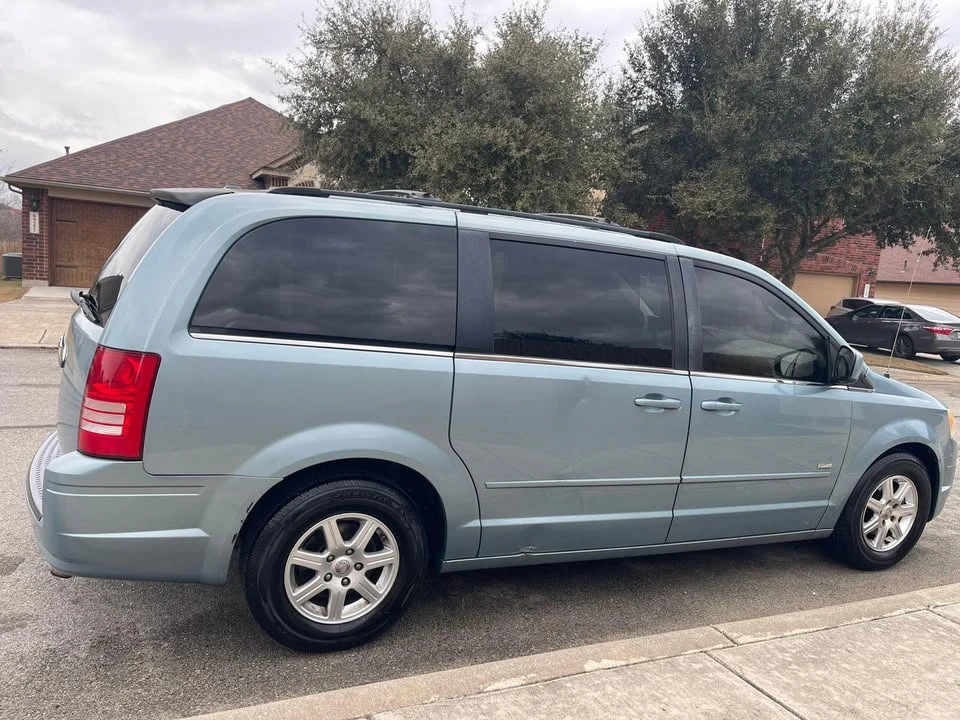 2009 Chrysler Town & Country - Image 3 of 15