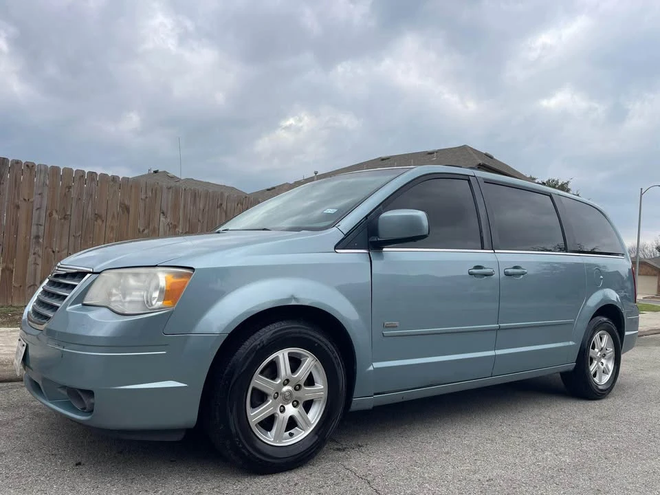 2009 Chrysler Town & Country - Image 5 of 15