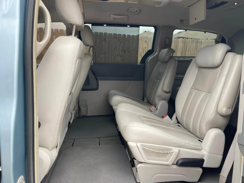 2009 Chrysler Town & Country - Image 8 of 15