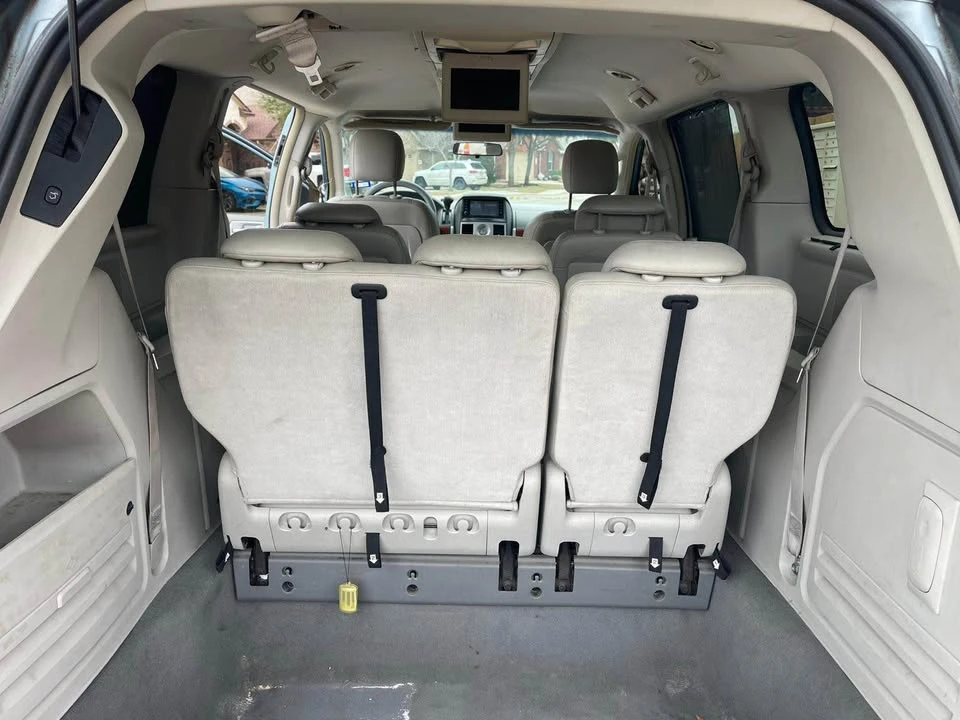 2009 Chrysler Town & Country - Image 9 of 15