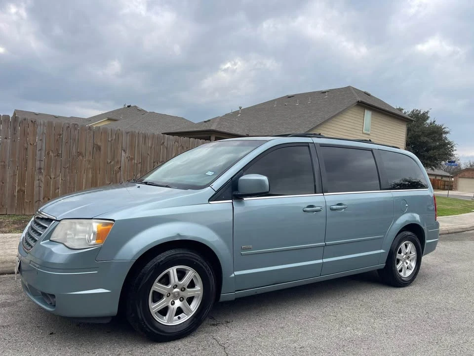 2009 Chrysler Town & Country - Image 4 of 15