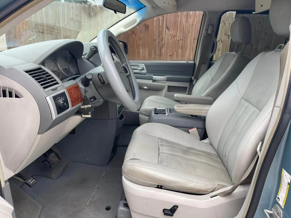 2009 Chrysler Town & Country - Image 7 of 15