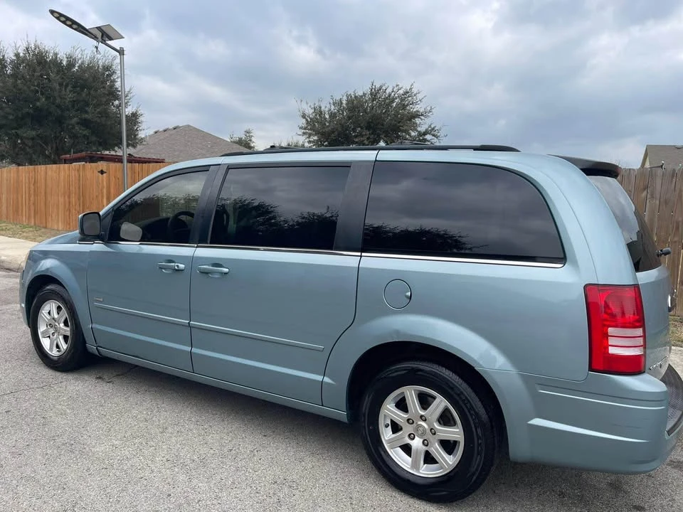 2009 Chrysler Town & Country - Image 6 of 15