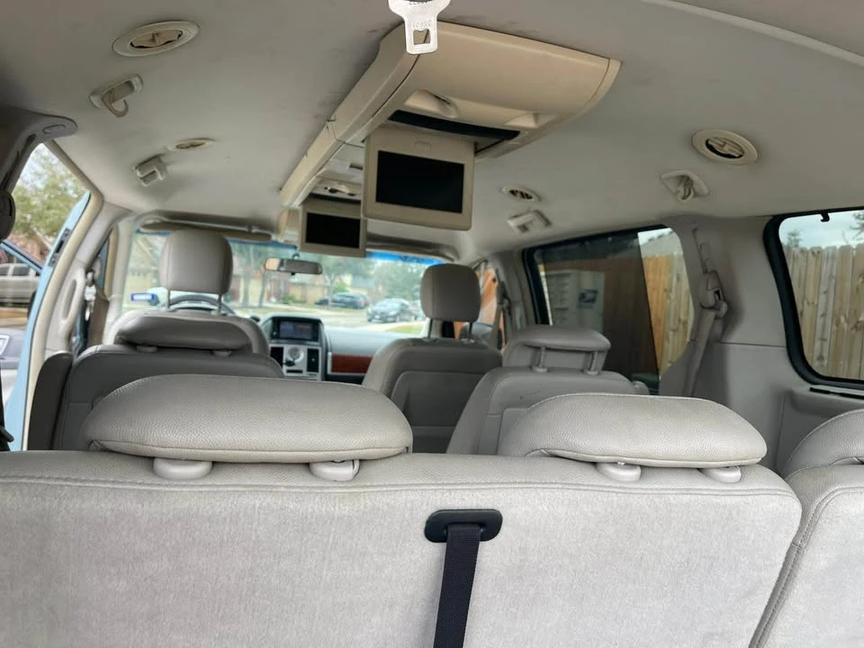 2009 Chrysler Town & Country - Image 10 of 15
