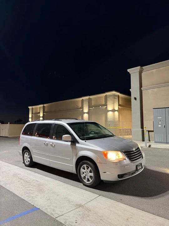 2009 Chrysler Town & Country - Image 2 of 9