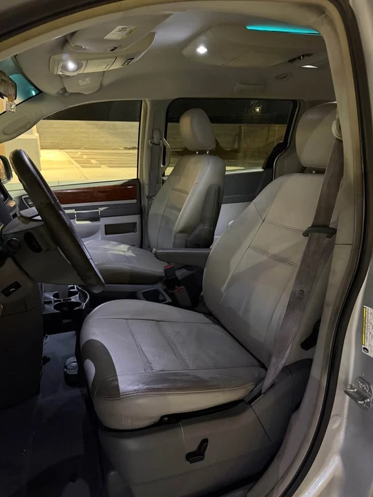 2009 Chrysler Town & Country - Image 7 of 9