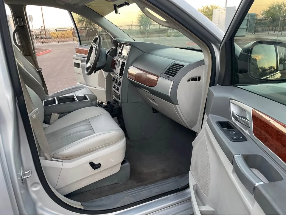 2009 Chrysler Town & Country - Image 9 of 14