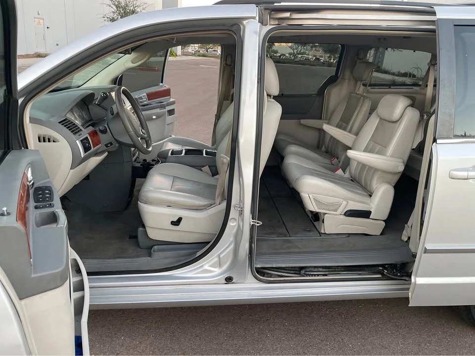 2009 Chrysler Town & Country - Image 6 of 14