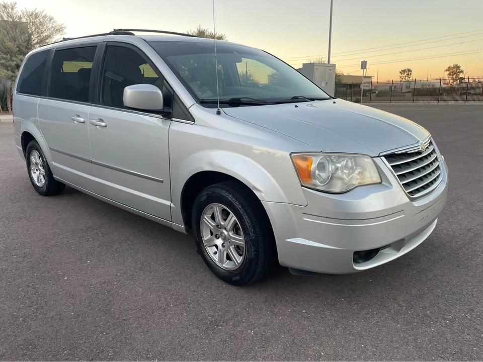 2009 Chrysler Town & Country - Image 3 of 14