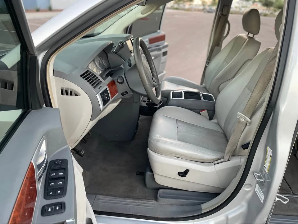 2009 Chrysler Town & Country - Image 7 of 14