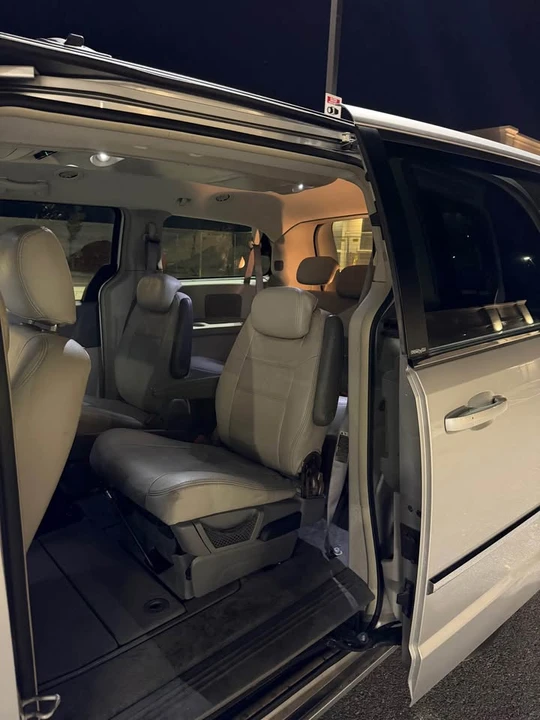 2009 Chrysler Town & Country - Image 6 of 9