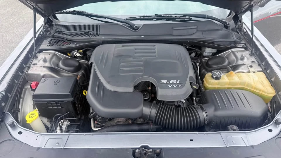 2009 Dodge Challenger 3rd Gen - Image 10 of 11