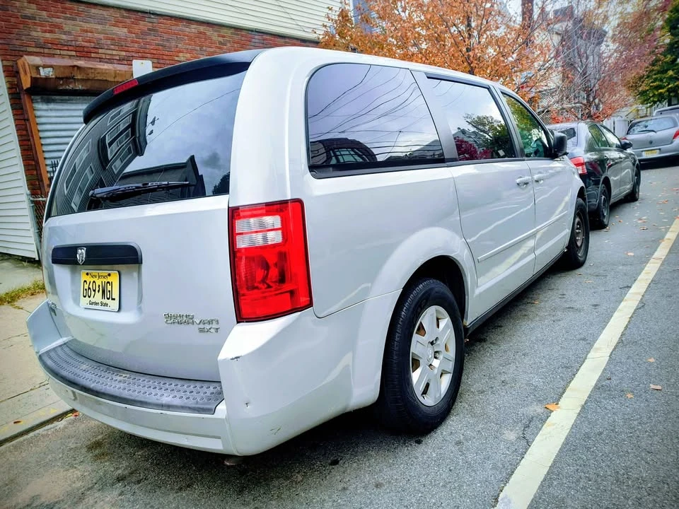 2009 Dodge Caravan - Image 2 of 6