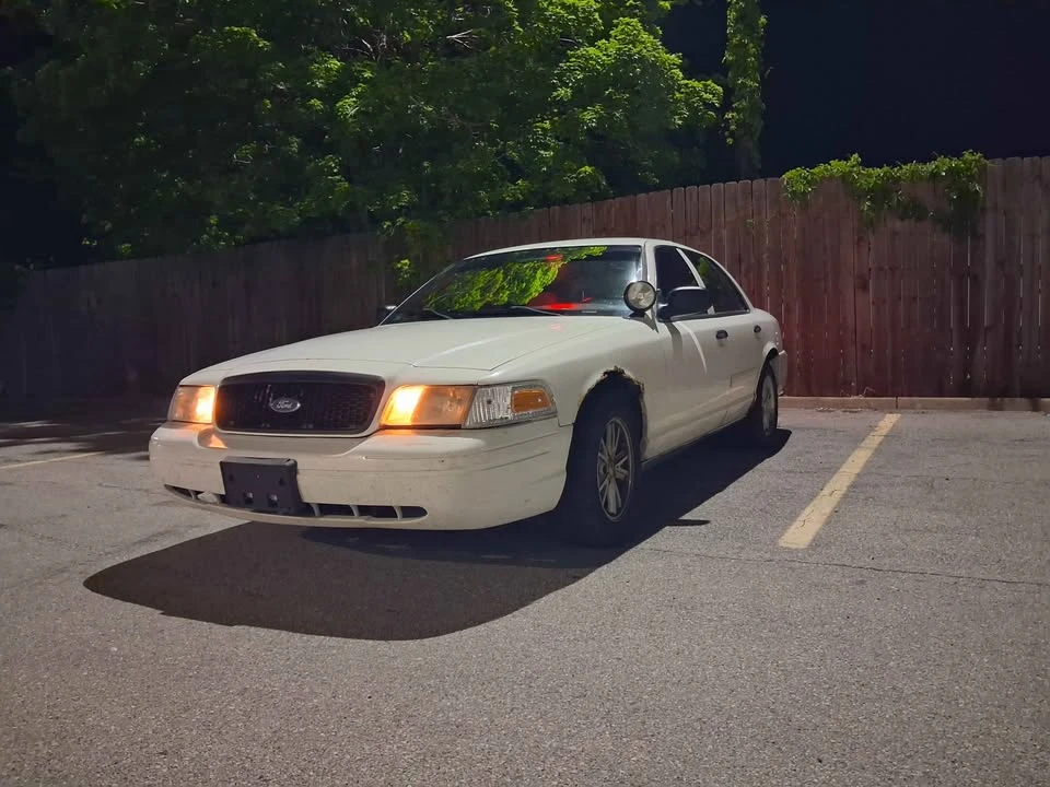 2009 Ford Crown Victoria - Image 2 of 3