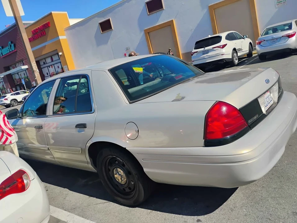 2009 Ford Crown Victoria - Image 2 of 6