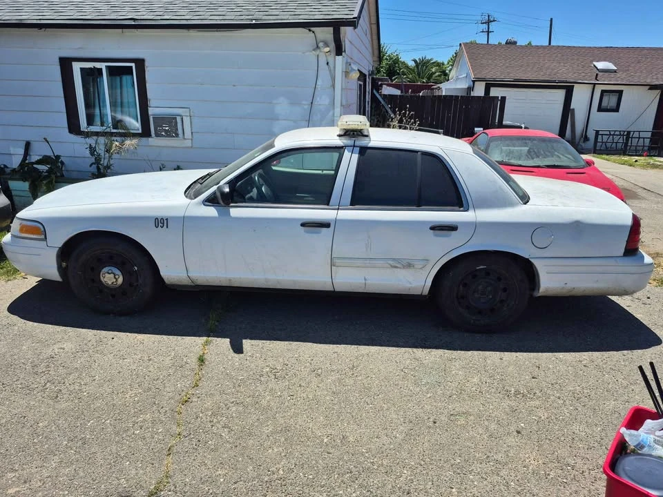 2009 Ford Crown Victoria - Image 2 of 3