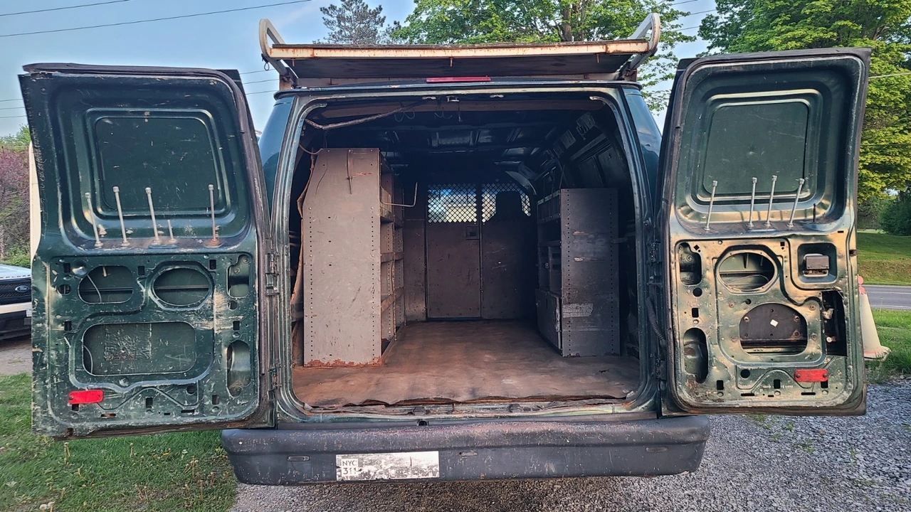 2009 Ford Econoline Van - Image 18 of 20