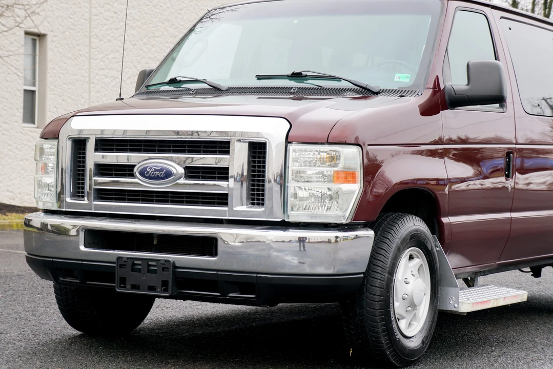 2009 Ford Econoline Van - Image 10 of 31