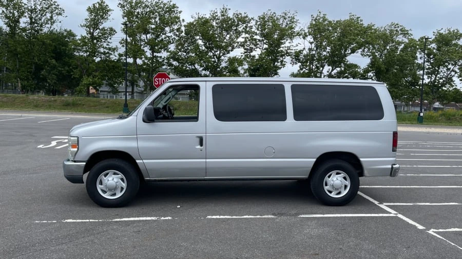 2009 Ford Econoline Van - Image 2 of 12