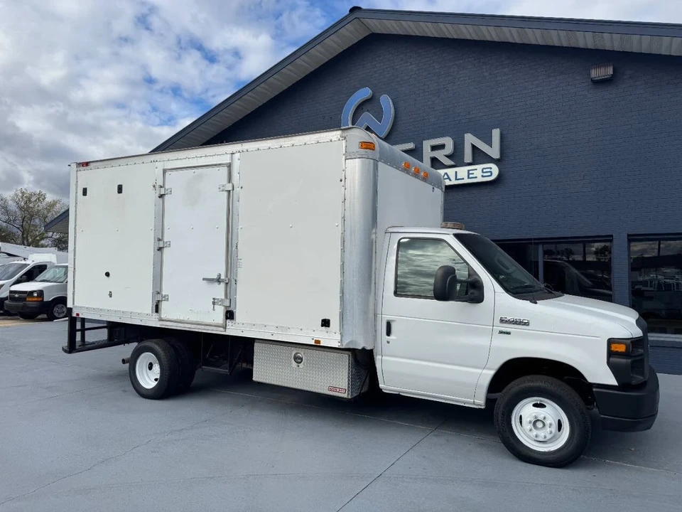 2009 Ford Econoline Van - Image 10 of 12
