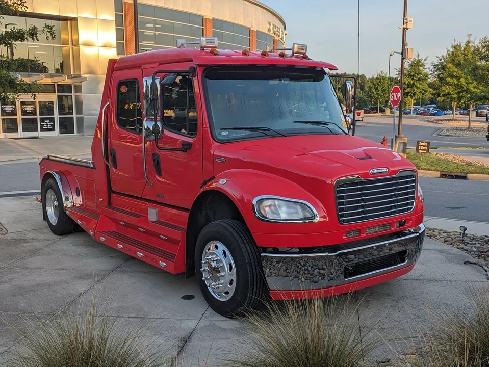 2009 Freightliner - Image 2 of 21