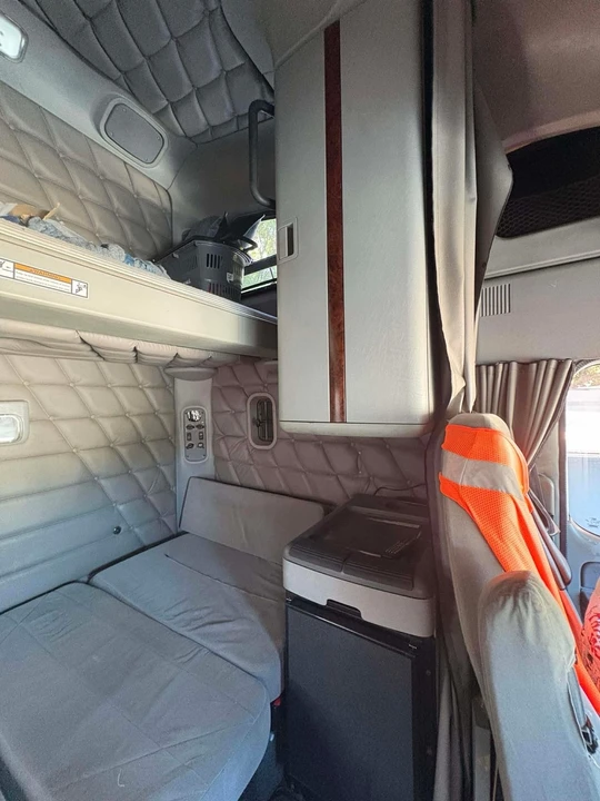 2009 Freightliner - Image 15 of 18