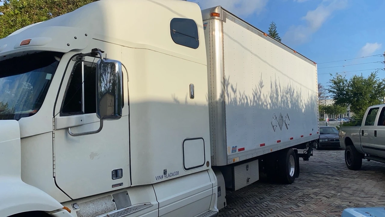 2009 Freightliner - Image 7 of 18