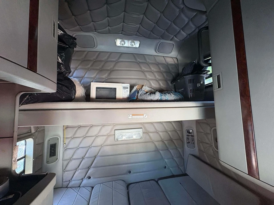 2009 Freightliner - Image 16 of 18