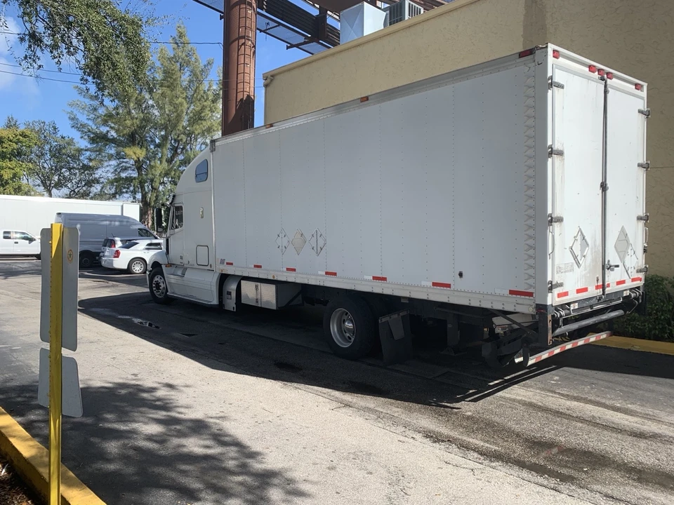 2009 Freightliner - Image 2 of 18