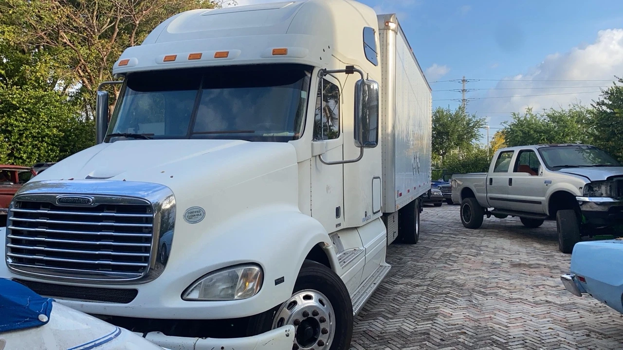 2009 Freightliner - Image 6 of 18