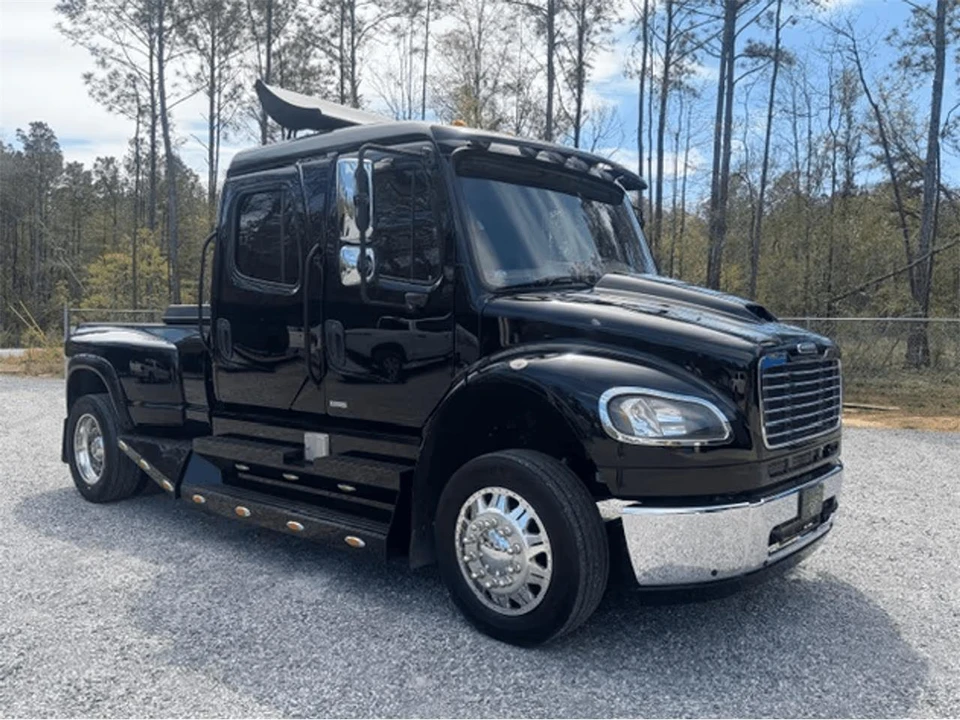 2009 Freightliner - Image 2 of 31