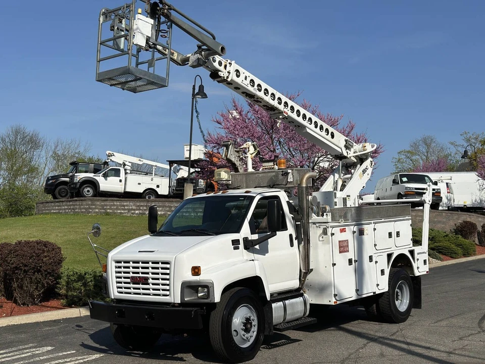 2009 GMC TopKick - Image 2 of 21