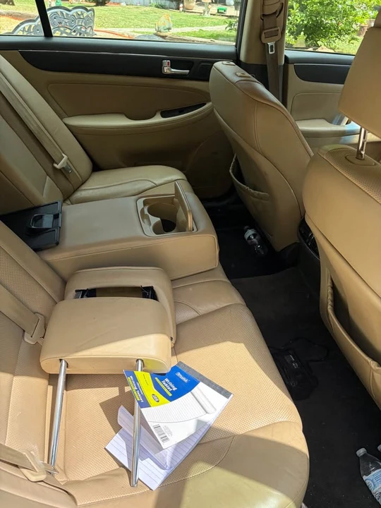 2009 Genesis - Image 4 of 4