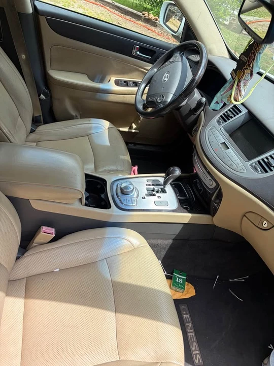 2009 Genesis - Image 3 of 4