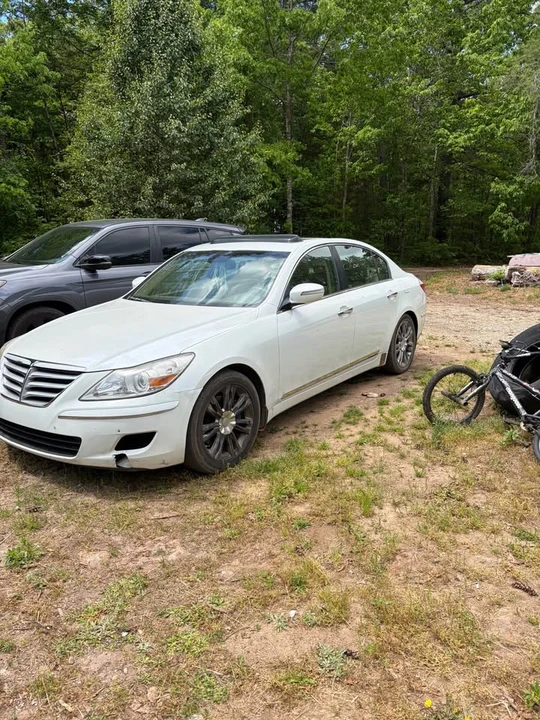 2009 Genesis - Image 2 of 4