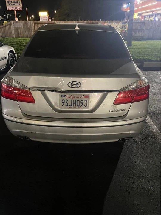 2009 Genesis - Image 11 of 12