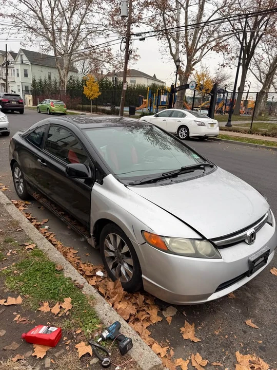 2009 Honda Civic 8th Gen - Image 2 of 8