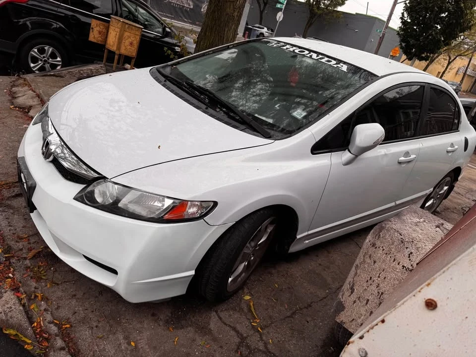 2009 Honda Civic 8th Gen - Image 2 of 11