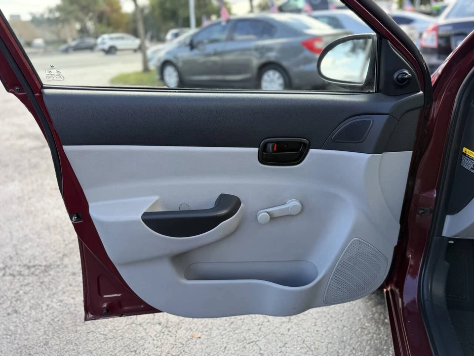 2009 Hyundai Accent - Image 10 of 12