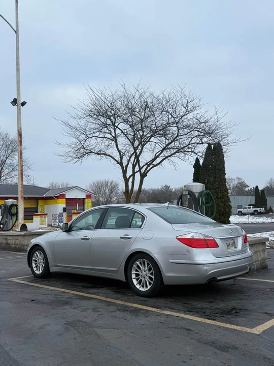 2009 Hyundai Genesis - Image 2 of 5