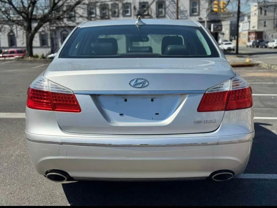 2009 Hyundai Genesis - Image 2 of 10