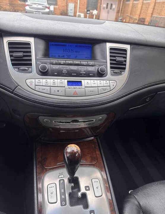 2009 Hyundai Genesis - Image 4 of 10