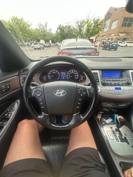 2009 Hyundai Genesis - Image 14 of 16